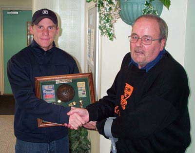 Mark Gower mottar trofeet for "Årets Spiller 2001-02" ifa John "Village" Adkins