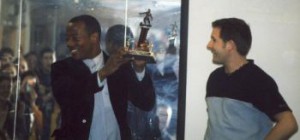 Junior Agogo mottar trofeet som "Årets spiller 2002/03" ifra Thorleif Arnesen